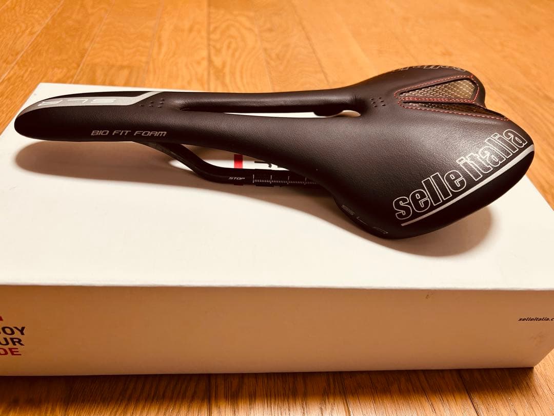 SLR Kit Carbonio Flow サドル Lサイズ ブラック