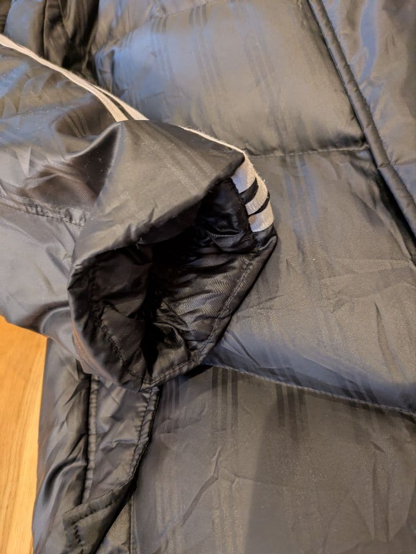 adidas ダウンベンチコート 黒 サイドストライプ