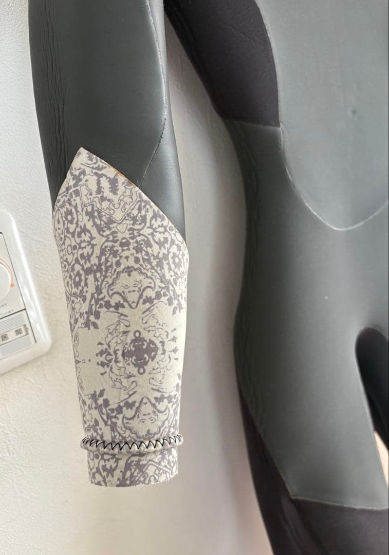 O'NEILL セミドライ バックジップ 5×3 mm MSサイズ