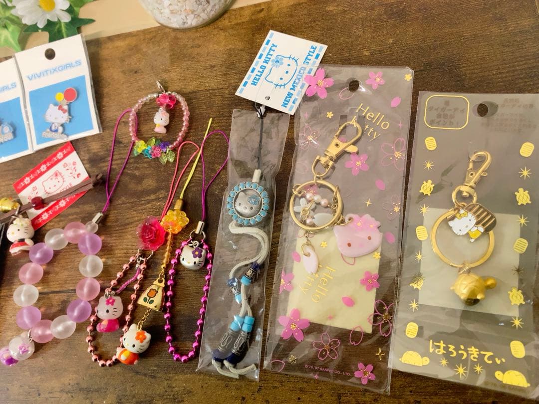 m*o様 【レア】ハローキティVivitix ストラップ/ピンバッジ等　11点