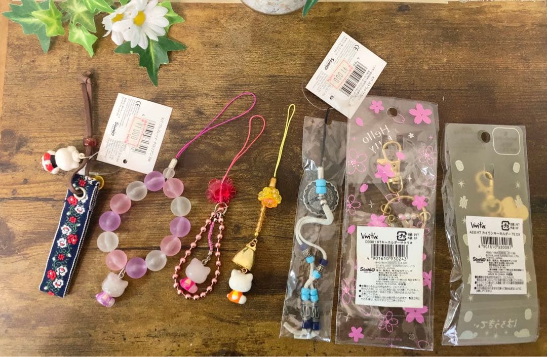 m*o様 【レア】ハローキティVivitix ストラップ/ピンバッジ等　11点