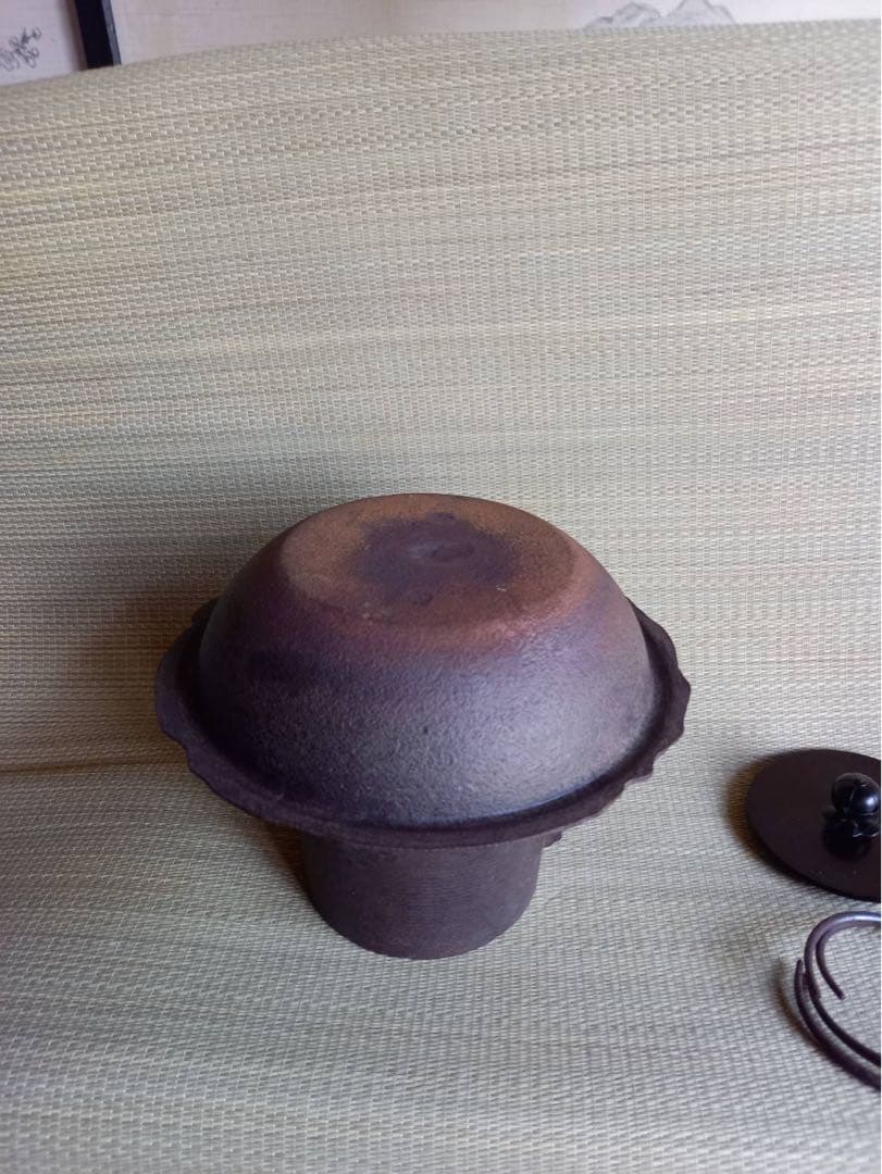 日本伝統工芸士　釜師菊地政光　【松地文糸目富士釜　共箱・栞付】