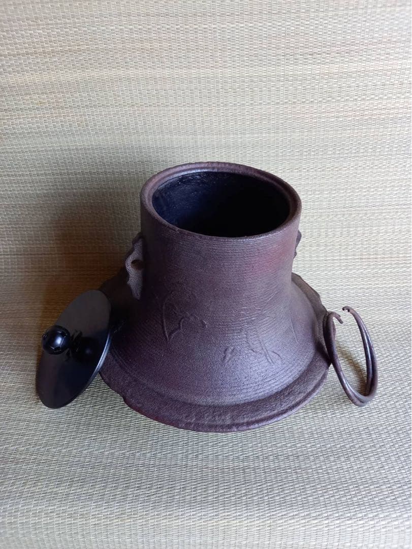 日本伝統工芸士　釜師菊地政光　【松地文糸目富士釜　共箱・栞付】