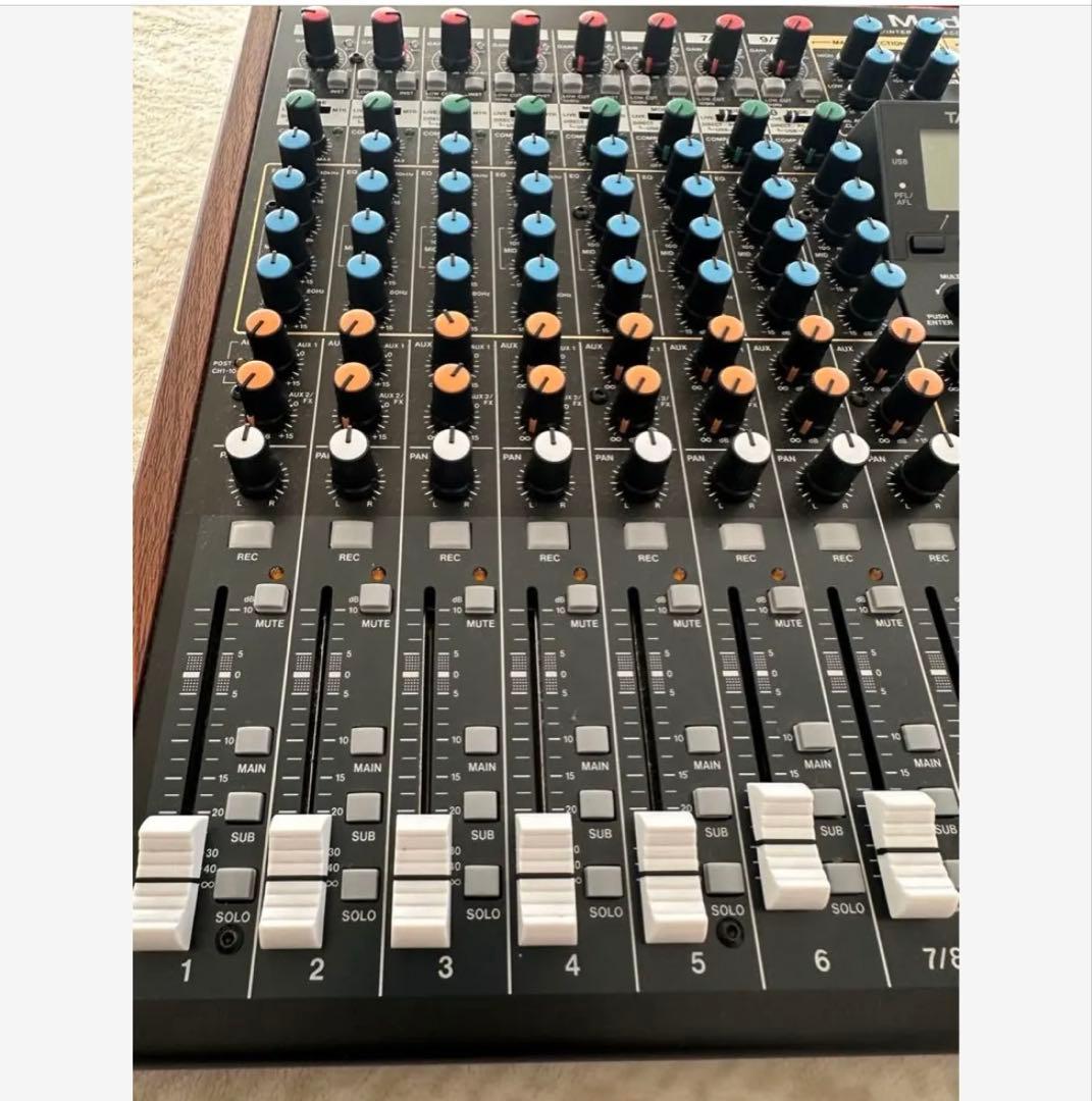 カバー付きTASCAM Model 12 レコーディングミキサー