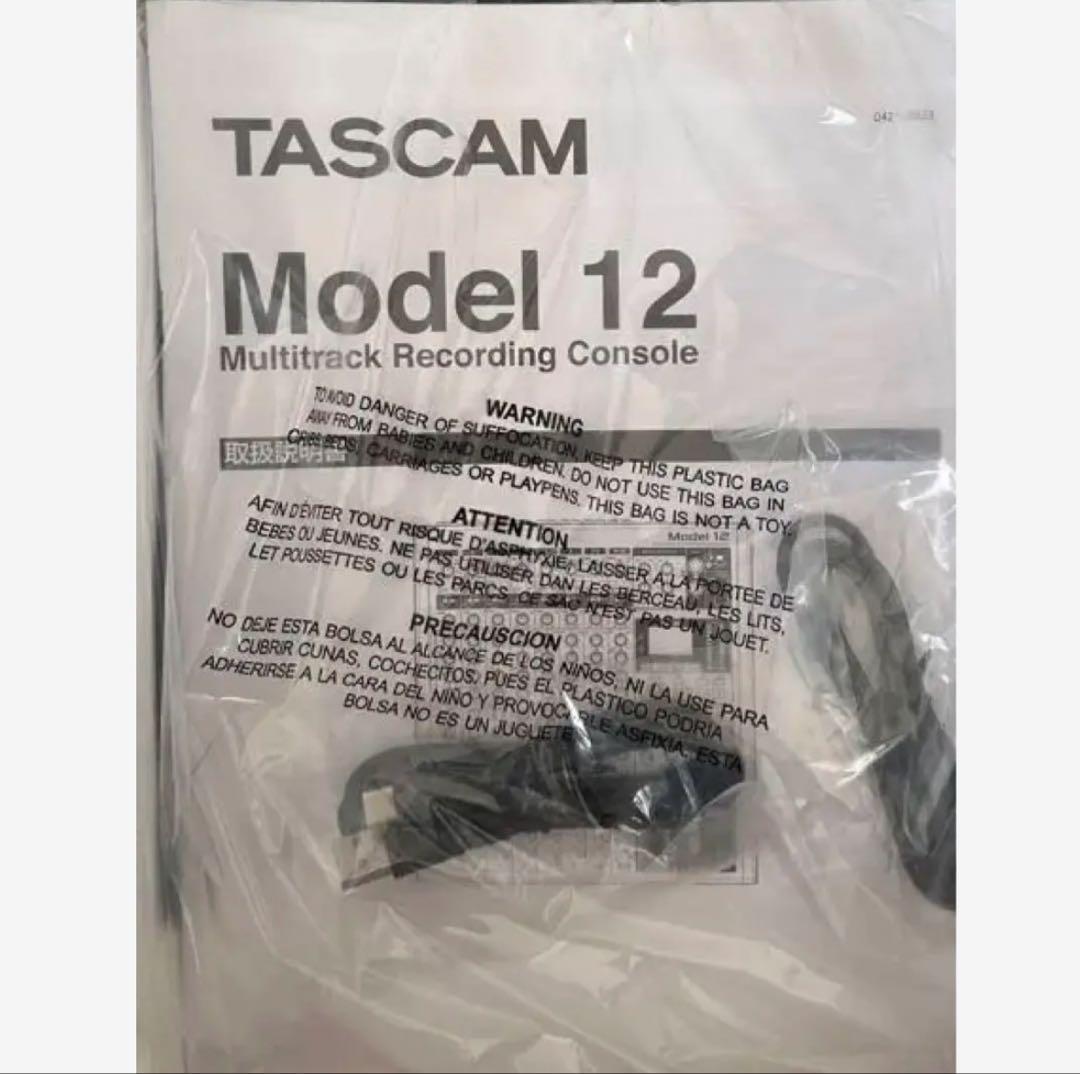 カバー付きTASCAM Model 12 レコーディングミキサー