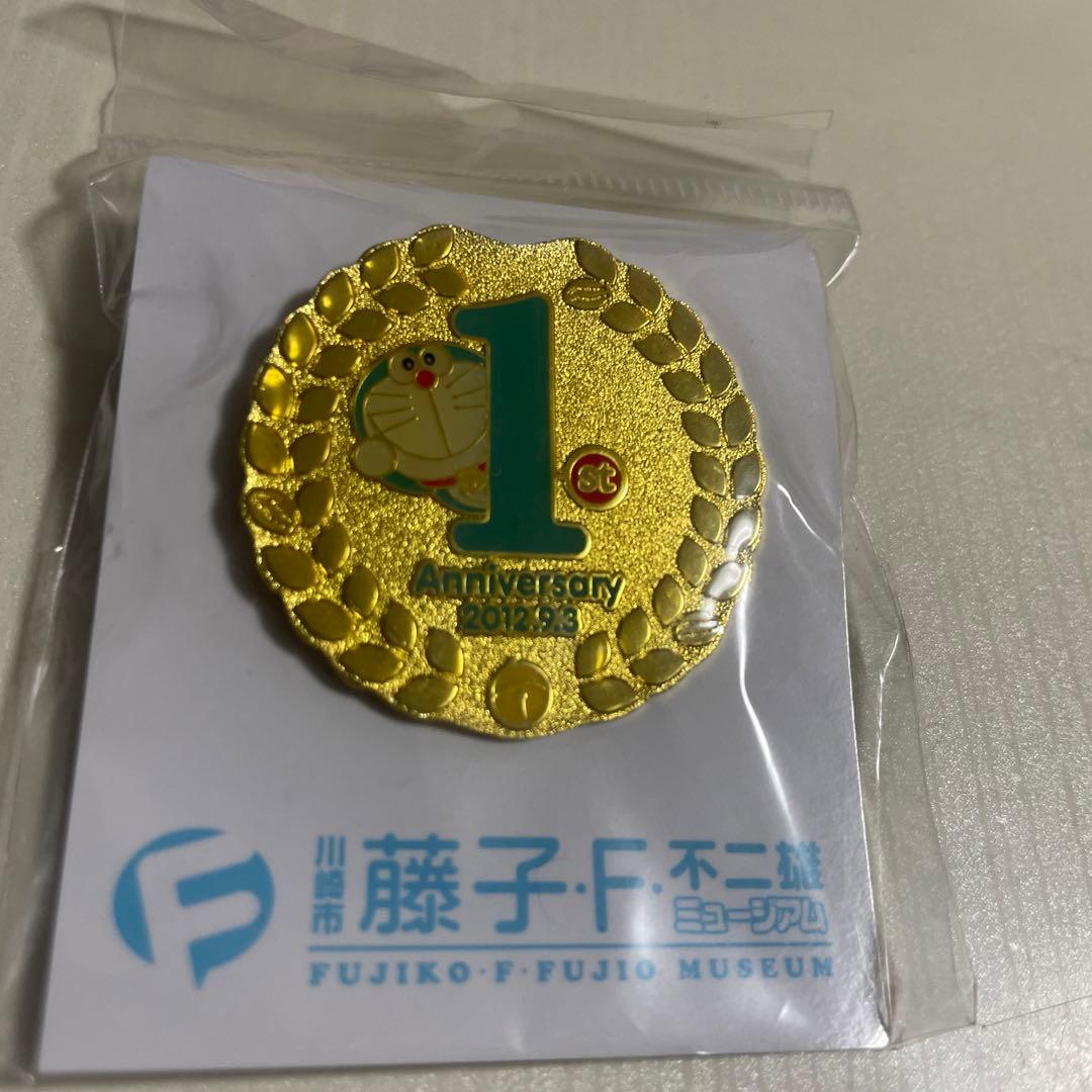 藤子・F・不二雄ミュージアム　1周年　ピンバッジ　ドラえもん