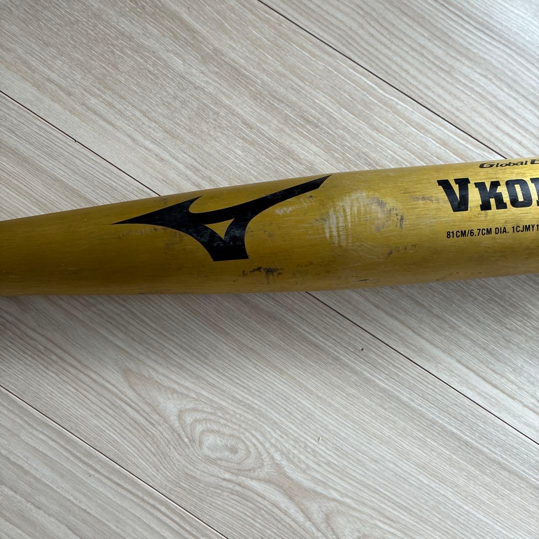 少年野球用金属バット(81センチ、610グラム、リザードスキン着用)