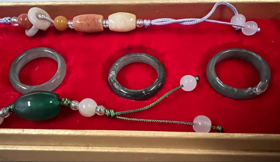 翡翠製リングと装飾紐セット