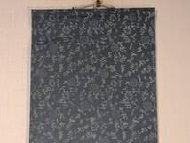 【真作】掛軸　ユーモラスな人物画　大壺に凭れる男　風狂の賢人図　T24