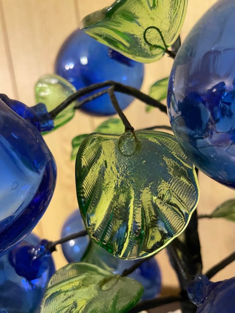 沖縄吹きガラス　青色ガラス果実の装飾木