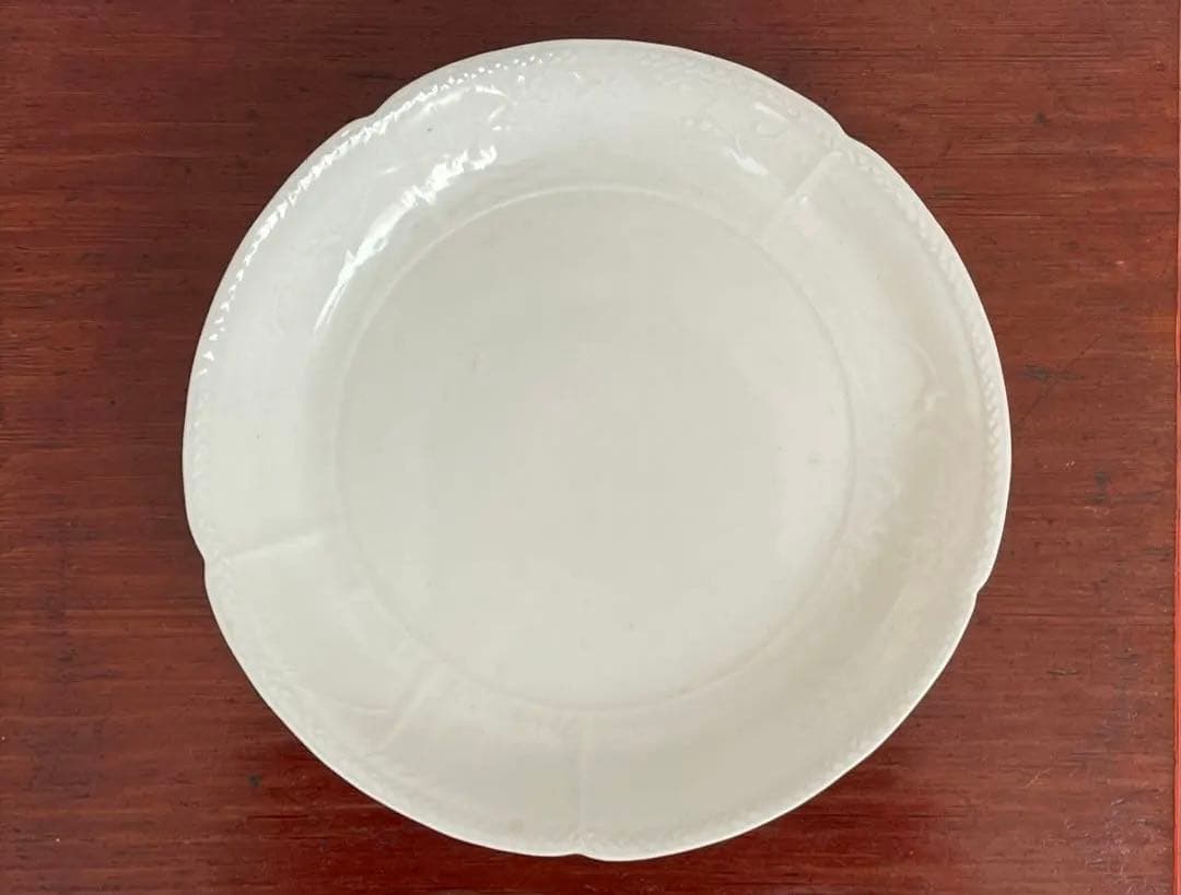 骨董　アンティーク　柿右衛門白磁　陽刻　印刻　柿右衛門　輪花皿　松竹梅　六寸皿