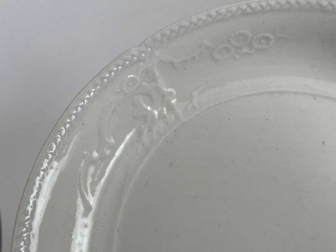 骨董　アンティーク　柿右衛門白磁　陽刻　印刻　柿右衛門　輪花皿　松竹梅　六寸皿