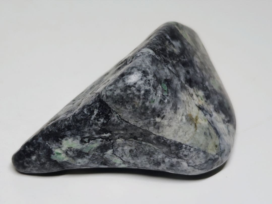 糸魚川143 翡翠 87g ヒスイ 原石 鑑賞石 自然石 誕生石 鉱物 鉱石