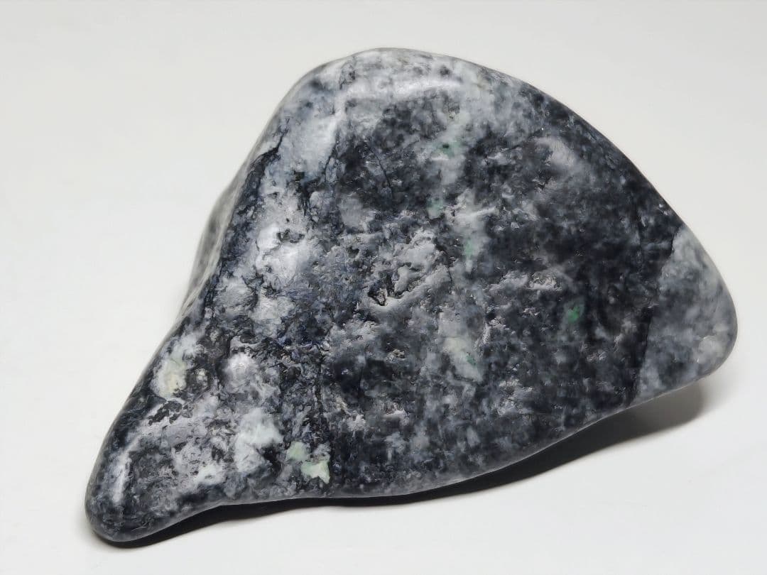 糸魚川143 翡翠 87g ヒスイ 原石 鑑賞石 自然石 誕生石 鉱物 鉱石