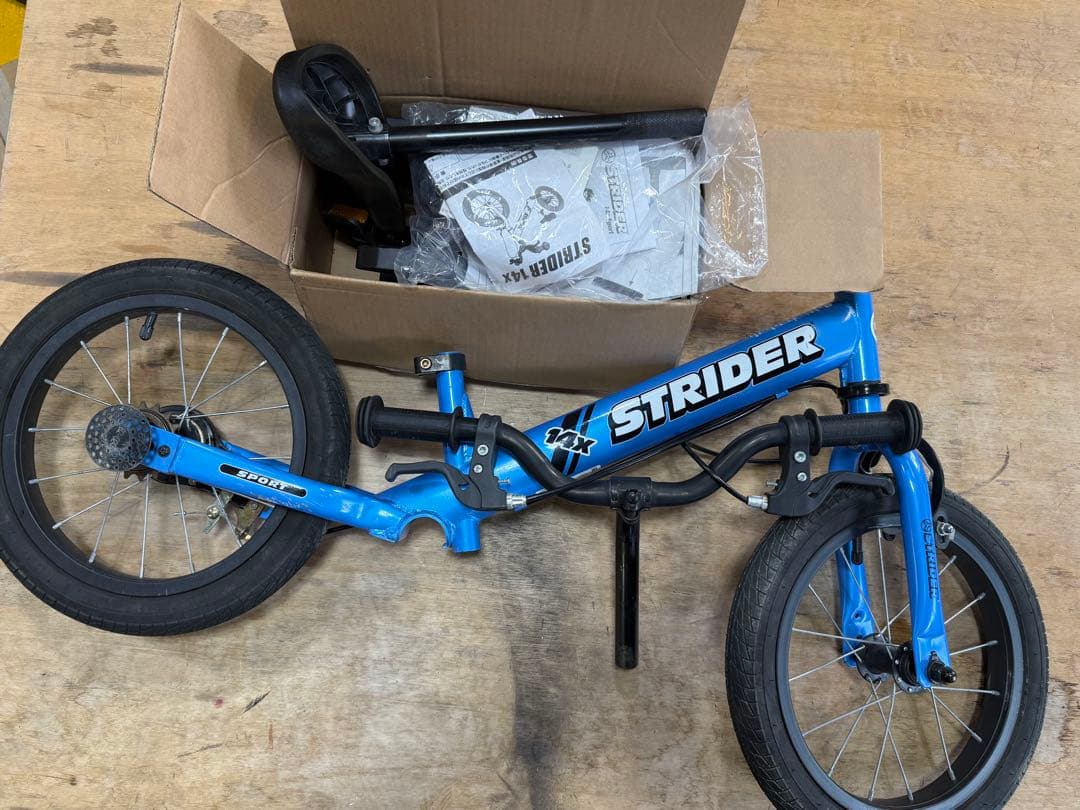 送料込み ストライダー STRIDER 14x キッズバイク 青色 自転車