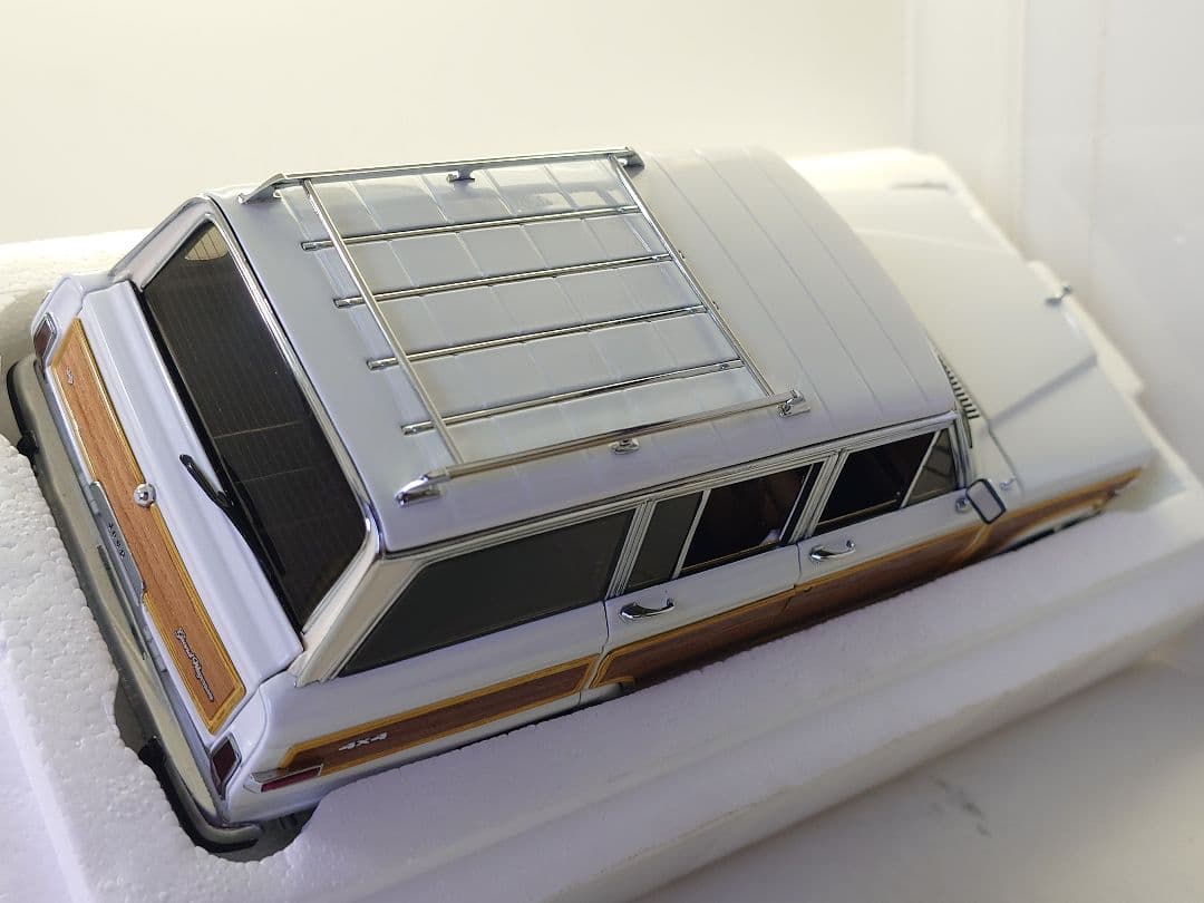 オートアート 1/18 ジープ グランド ワゴニア ホワイト