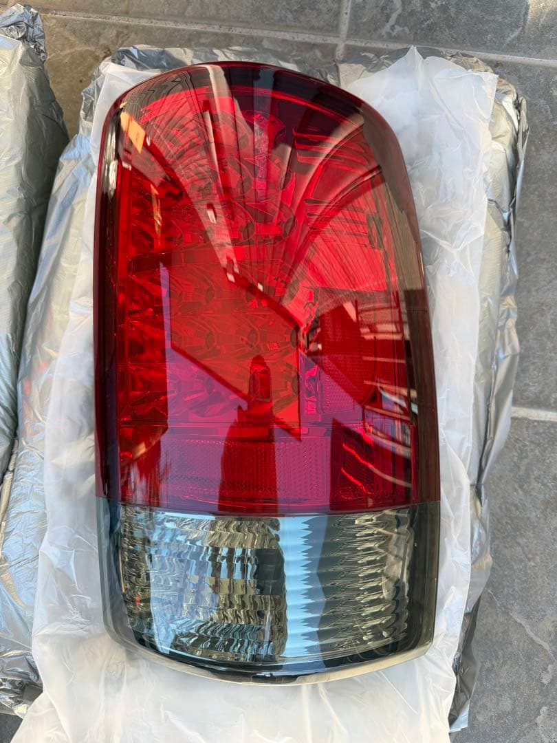 00-06シボレー・タホ、サバーバン レッドスモークテールレンズランプ