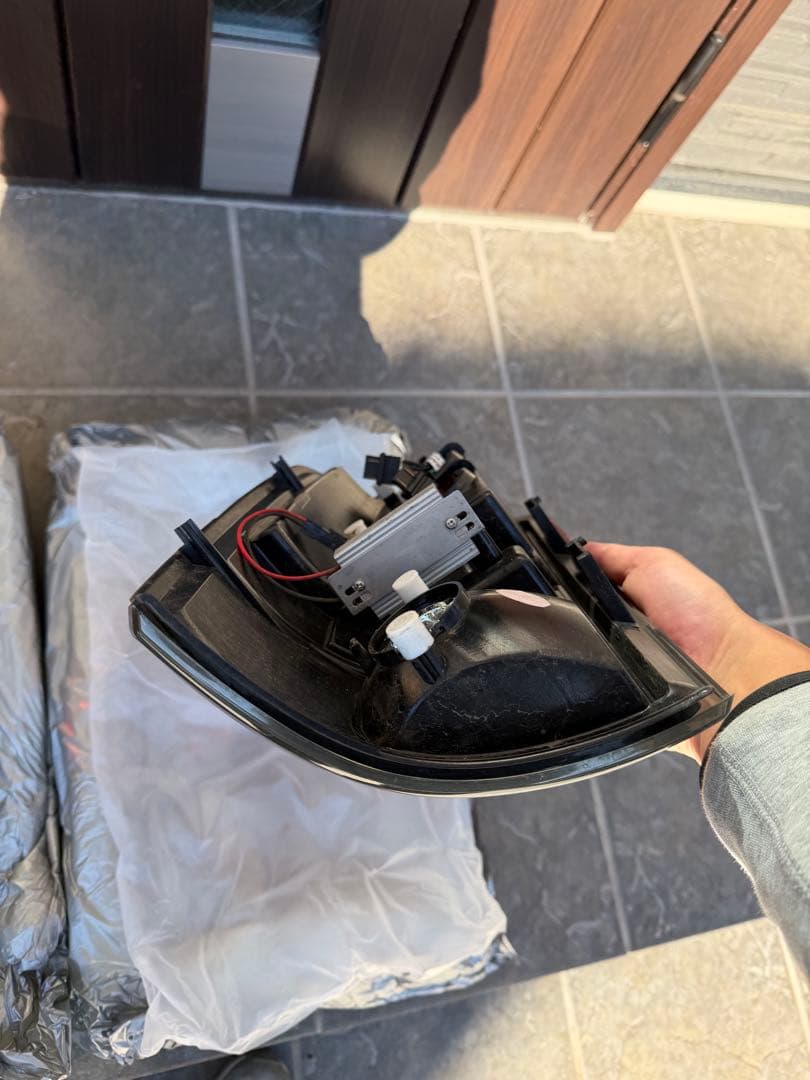 00-06シボレー・タホ、サバーバン レッドスモークテールレンズランプ