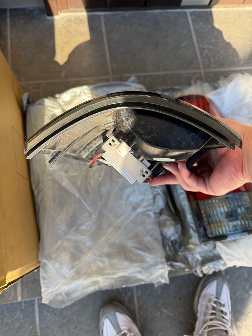 00-06シボレー・タホ、サバーバン レッドスモークテールレンズランプ