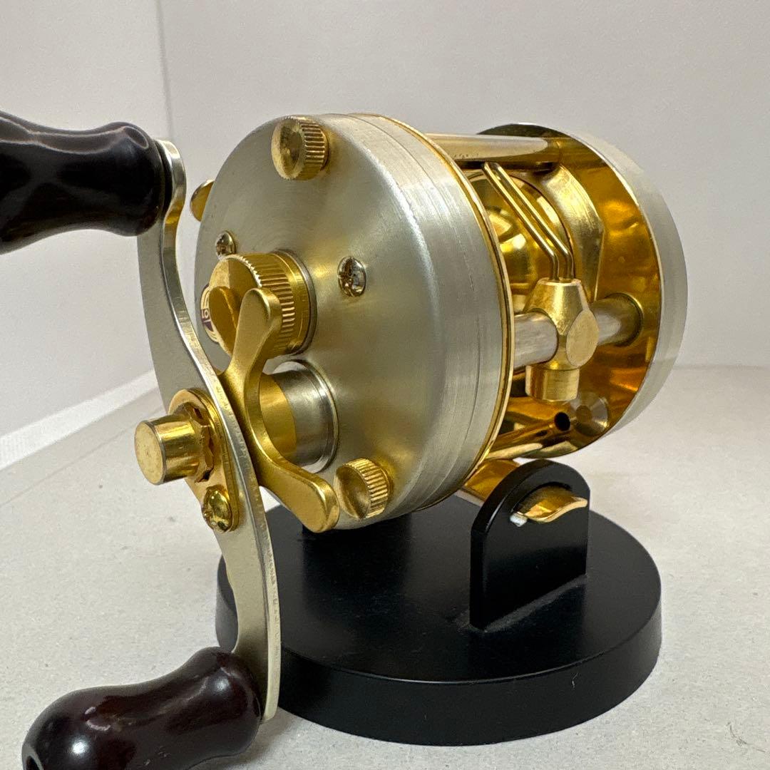 道楽マツモトーイＡ-20ベイトリール ゴールド/シルバー 収納袋付き