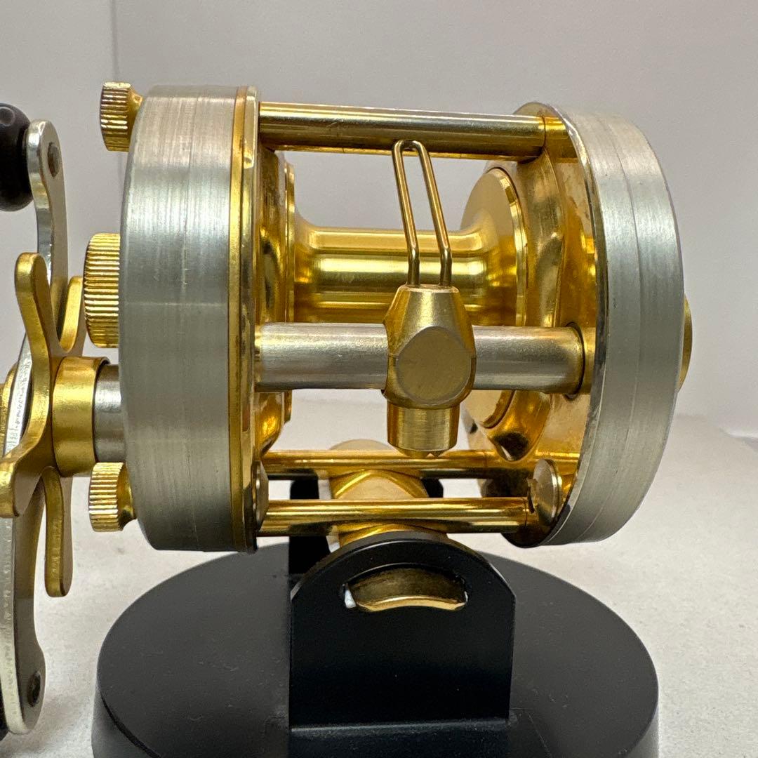 道楽マツモトーイＡ-20ベイトリール ゴールド/シルバー 収納袋付き