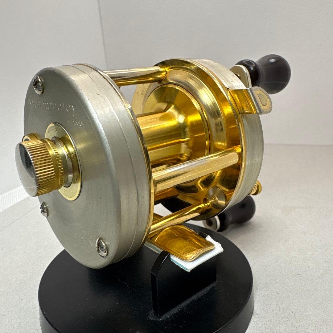 道楽マツモトーイＡ-20ベイトリール ゴールド/シルバー 収納袋付き