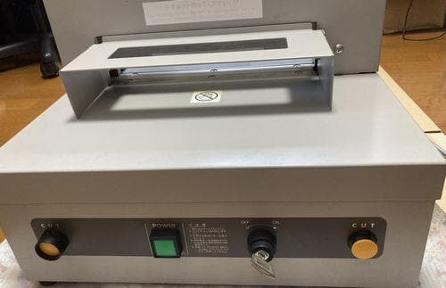 【数回使用品】電動　A4長辺対応紙裁断機　MAITZ(マイツ)　CE-31DS