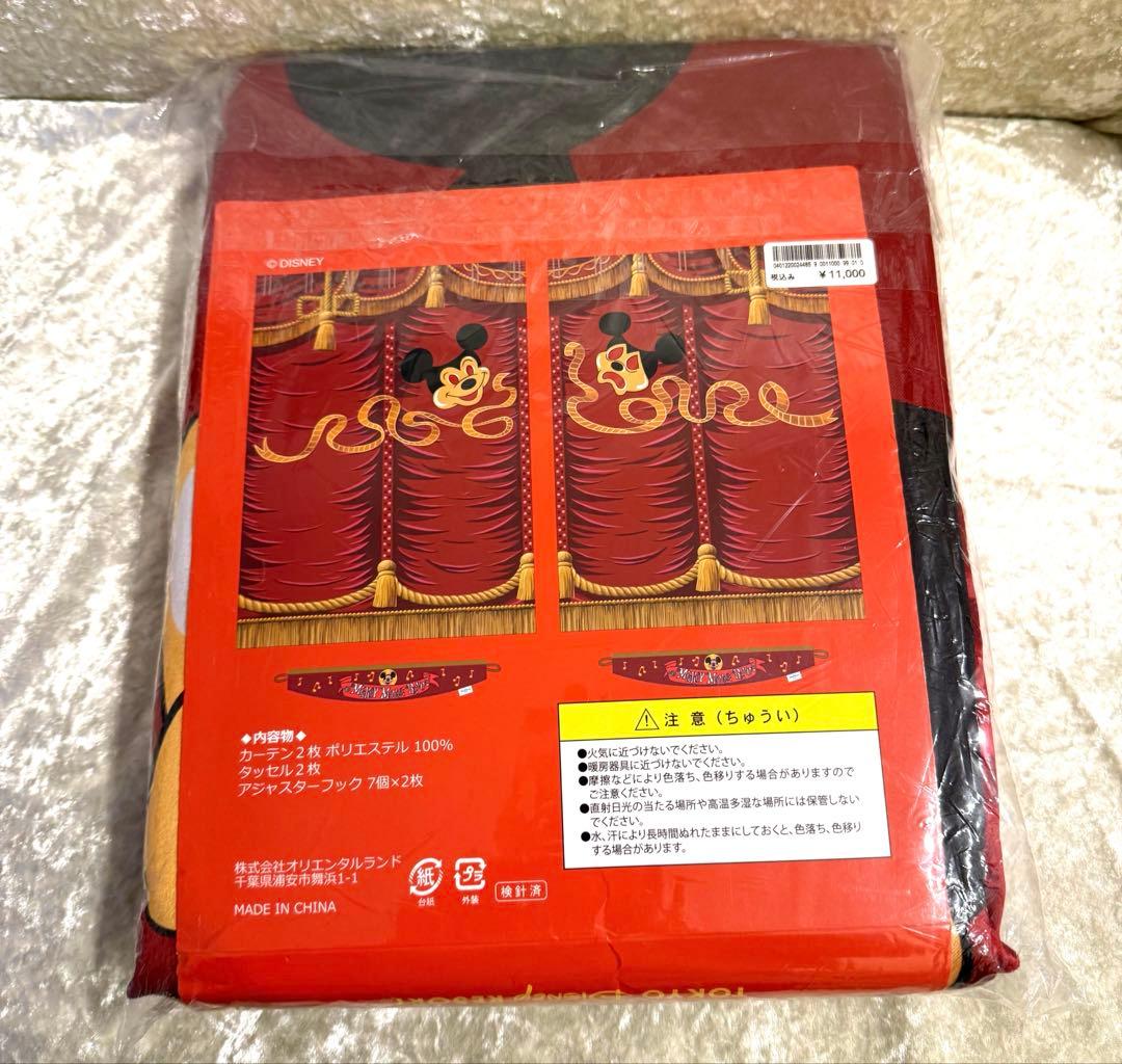 ディズニーランド40周年　ドリームゴーラウンド　ミッキーマウスレビュー柄カーテン
