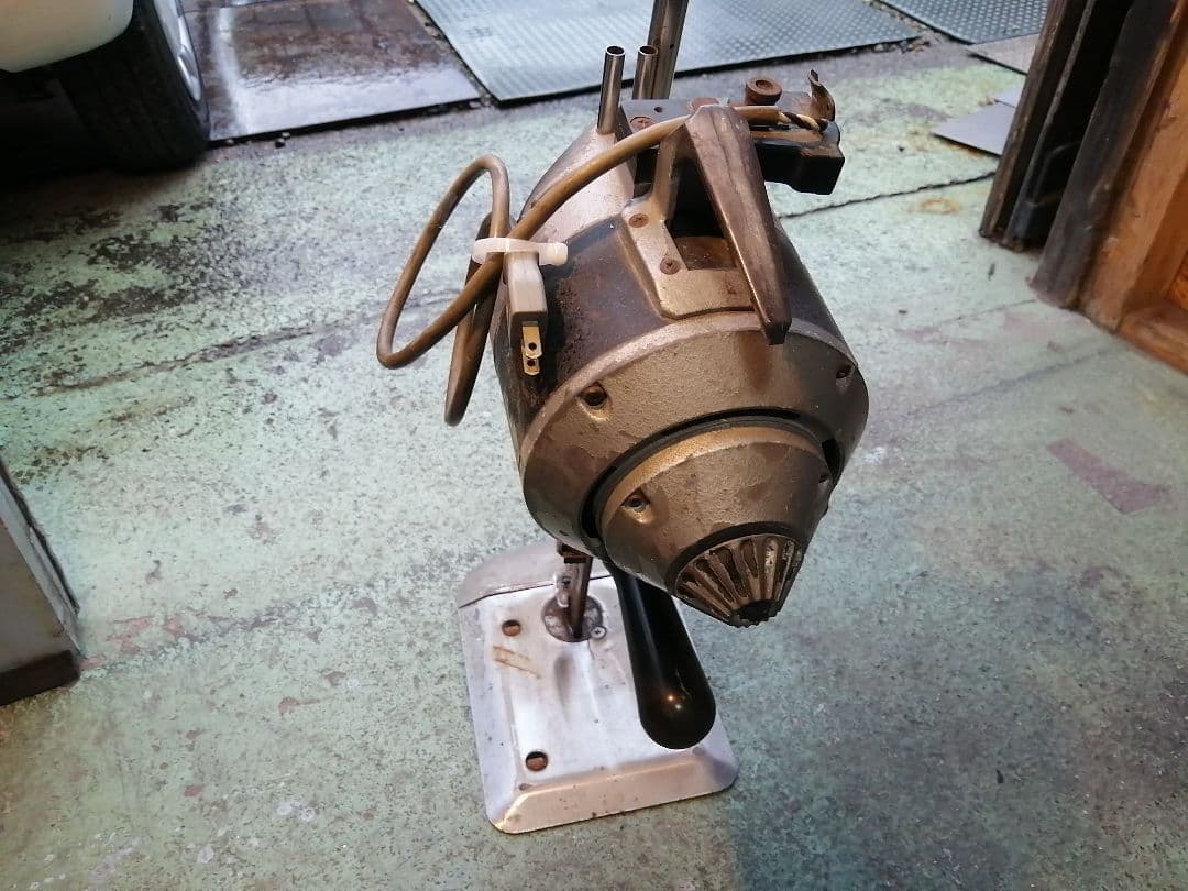 KM裁断機 100v 裁断機 衣類切断 立刃式裁断機 手渡し可能