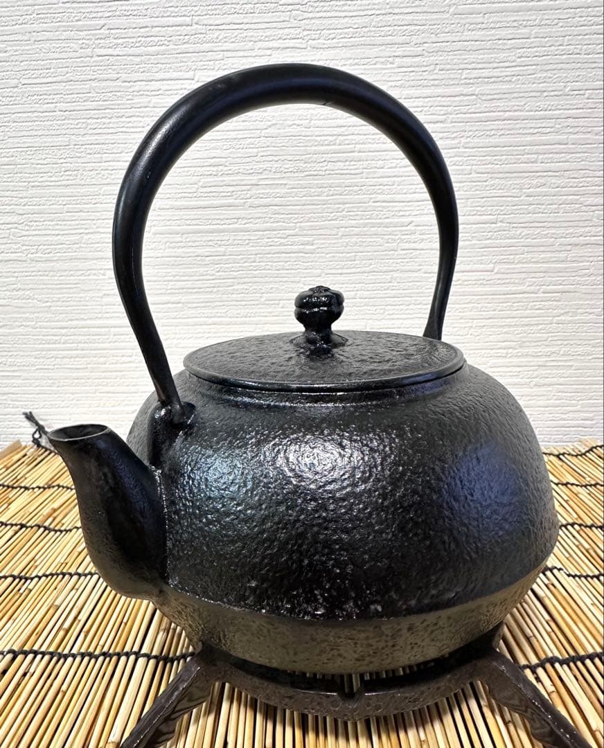 未使用品、付属品付　南部岩鋳造　１８型肌文様　南部鉄瓶　sunny様　売約済み