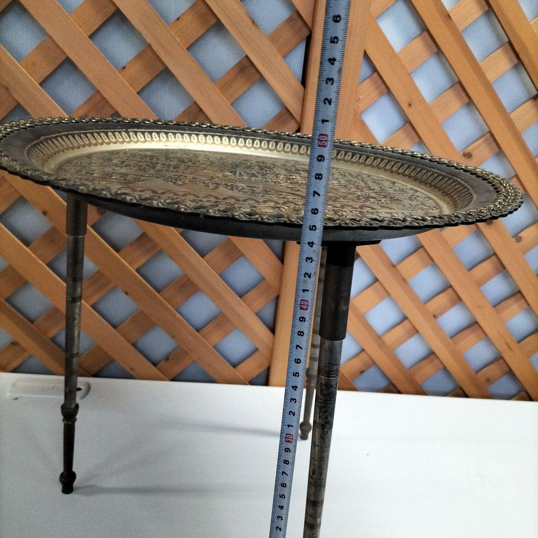 装飾的な金属製トレイテーブル