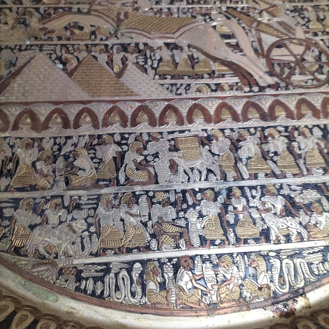 装飾的な金属製トレイテーブル