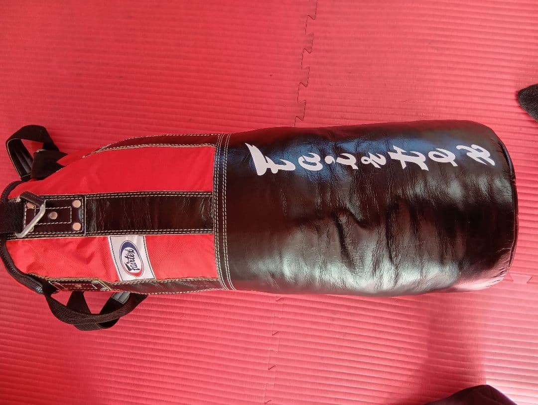 タイの老舗格闘技ブランド「Fairtex (フェアテックス)」製のサンドバッグ