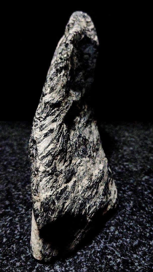 ★翡翠原石★糸魚川硬玉【大所メランジュ黒・底カット・582ｇ】