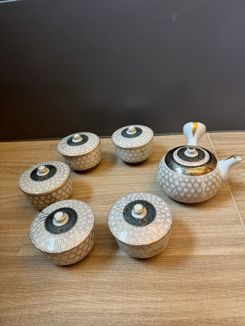 1503  九谷焼　金亀甲模様　茶器セット　急須1  湯呑蓋付5  金彩