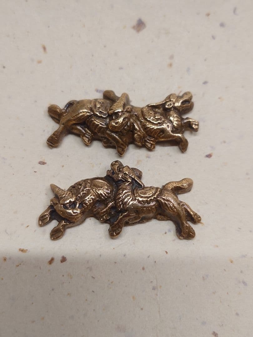 目貫、真鍮地？麒麟二匹図