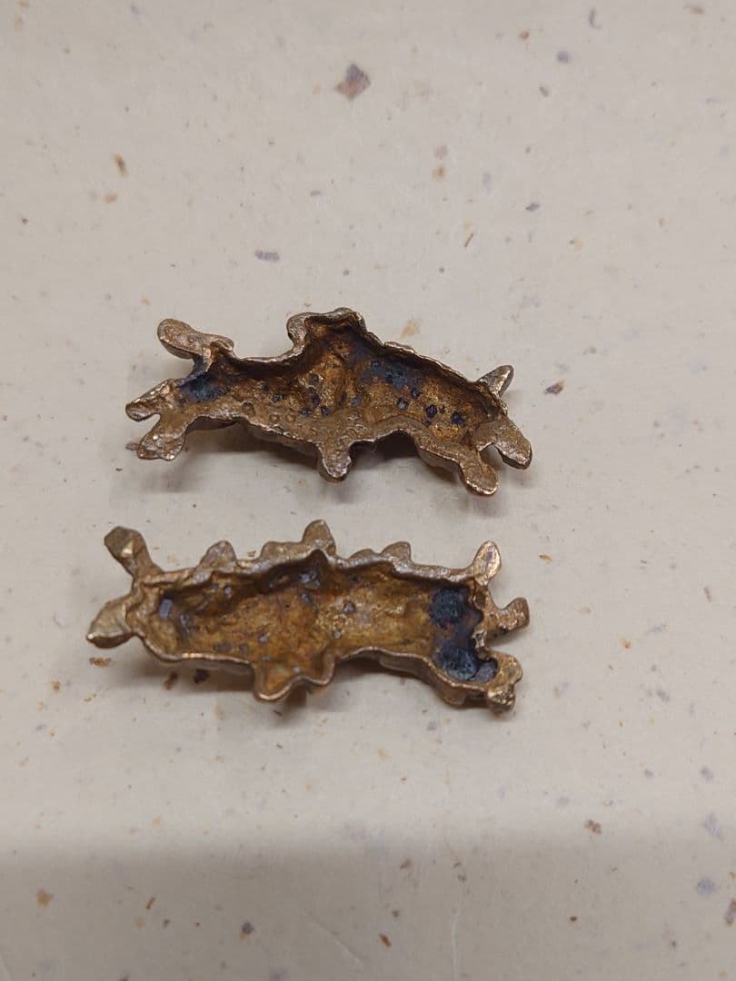 目貫、真鍮地？麒麟二匹図