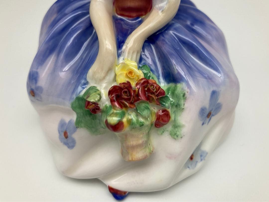 ロイヤルドルトン　フィギュリン　MONICA 陶磁器人形