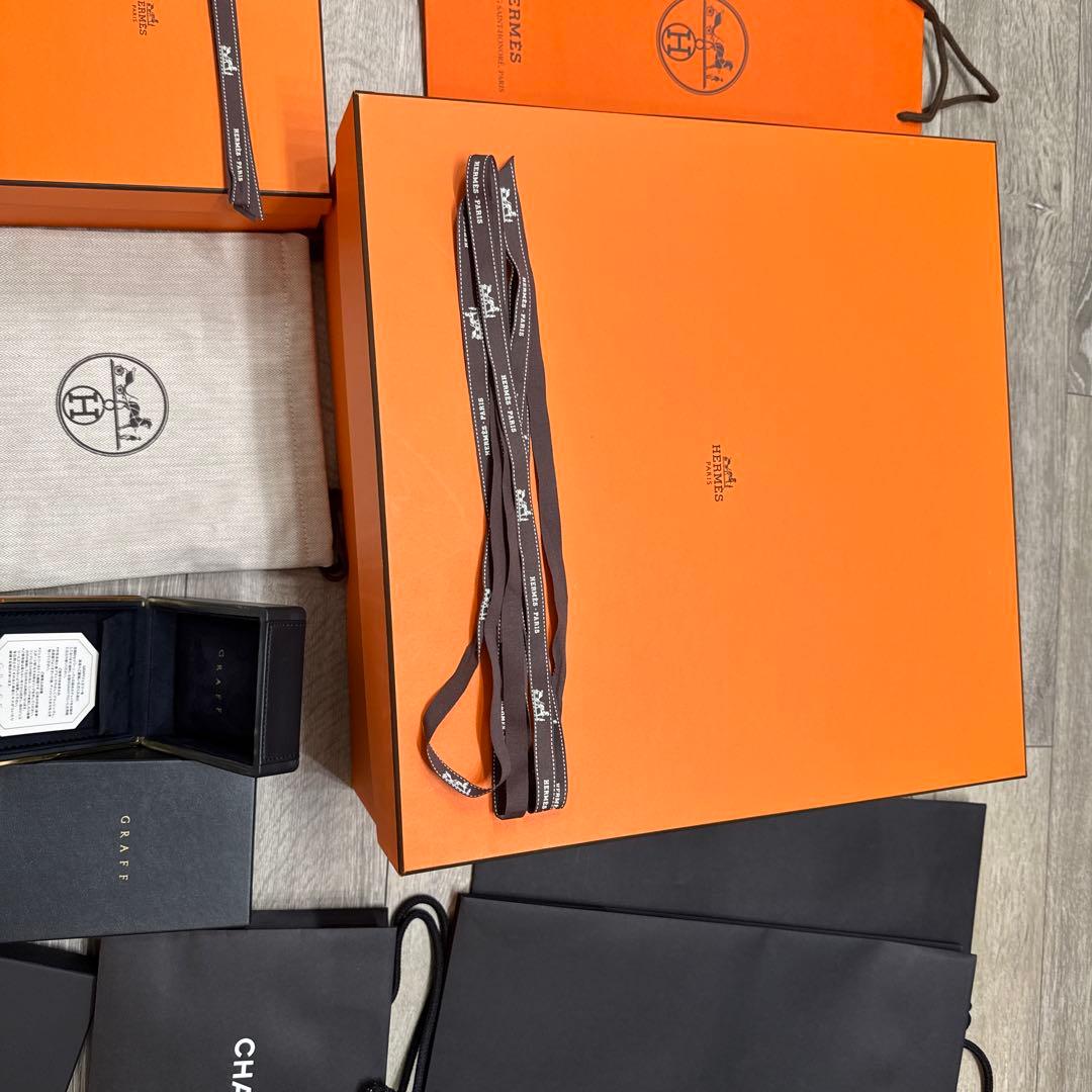 ブランドの箱や紙袋（Louis Vuitton, Chanel, Hermès）