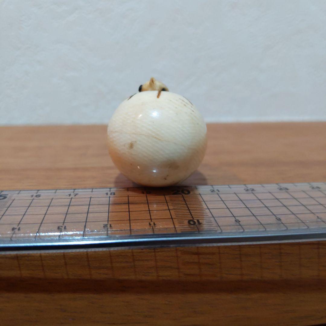 時代提げ物 絡繰根付 天然素材 在銘【啐啄同時】高さ約3.2cm 重さ約35ｇ