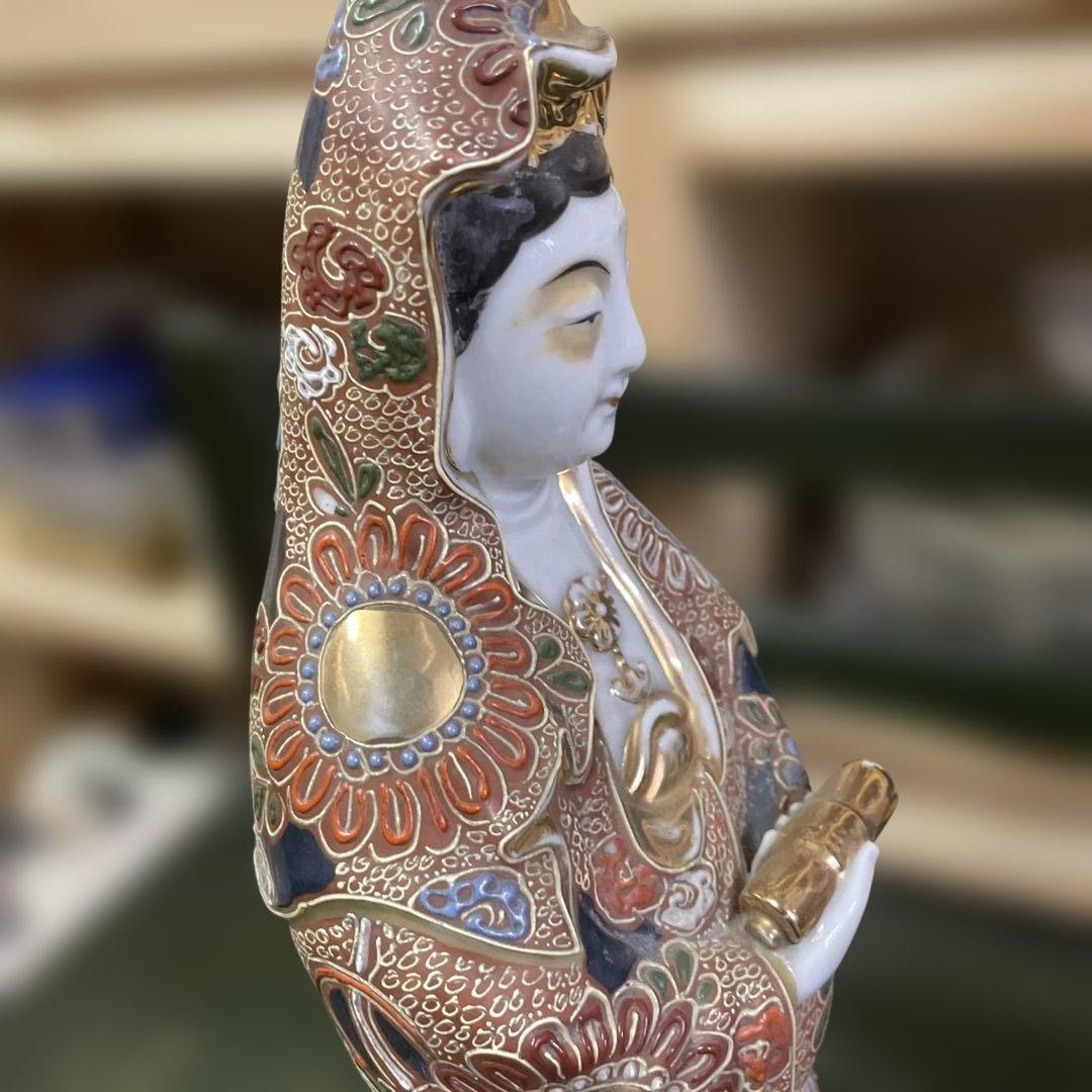 石川県九谷焼観音像　装飾的な陶器の女性像　日本美術　日本伝統工芸品