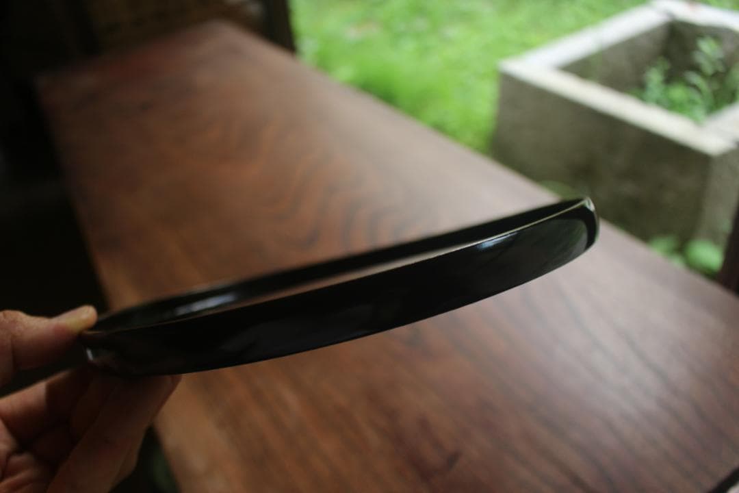 シンプルデザインに上質縁金黒漆の小ぶり丸盆（検輪島塗お盆丸盆