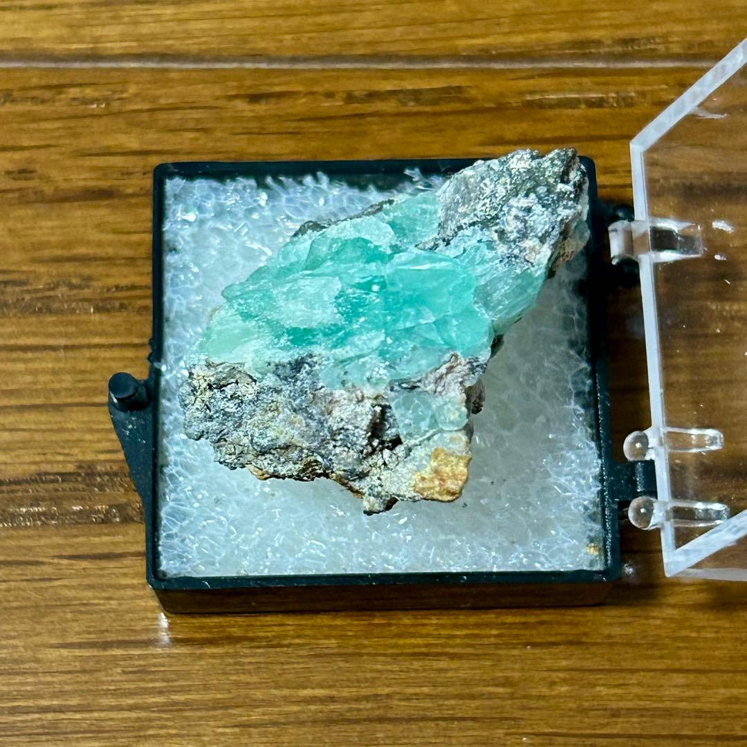 フォスフォフィライト　原石　ボリビア産　鉱物標本