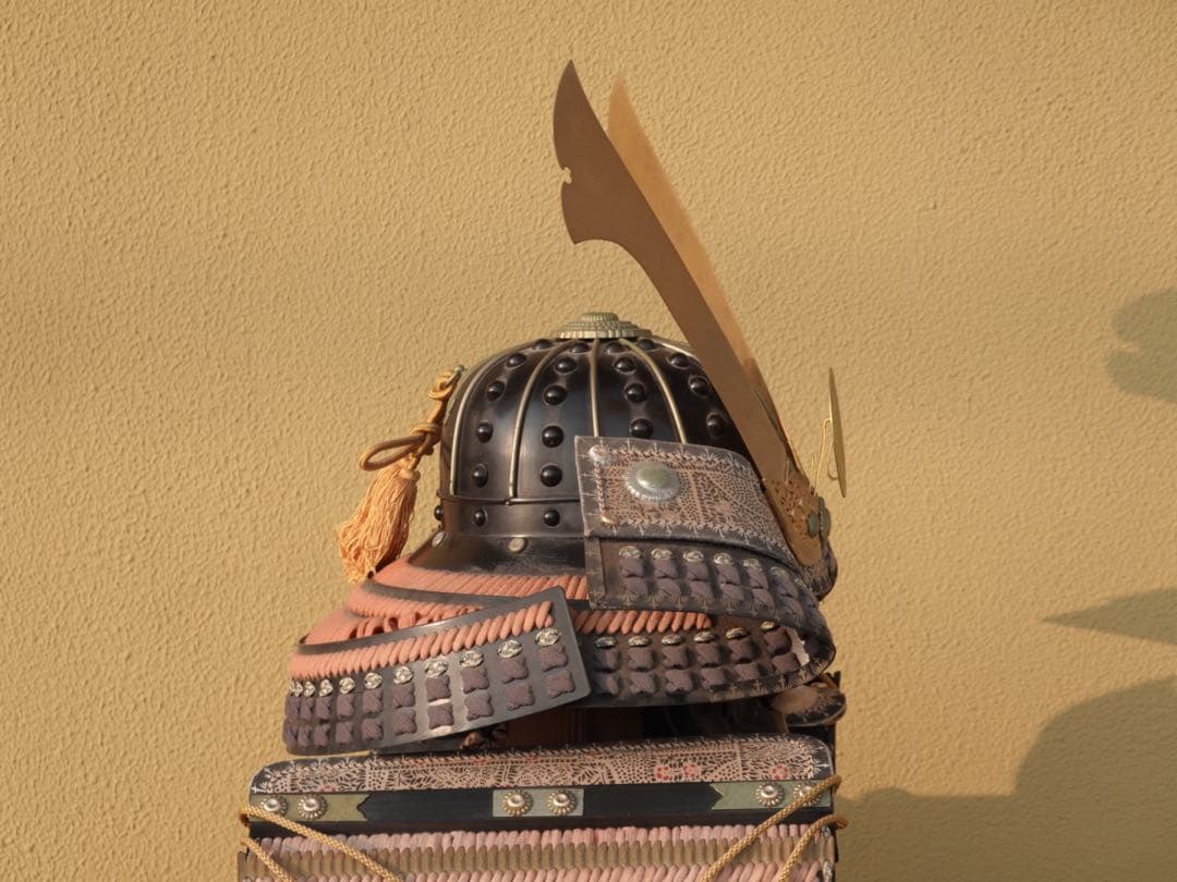 送料無料 等身大 現代甲冑 鎧 黒胴当世素掛 緋縅 具足一式 日本製 鎧立て付