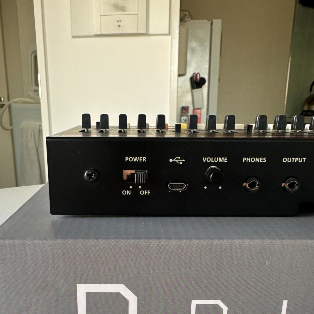 鍵盤楽器 Roland Boutique JU-06A