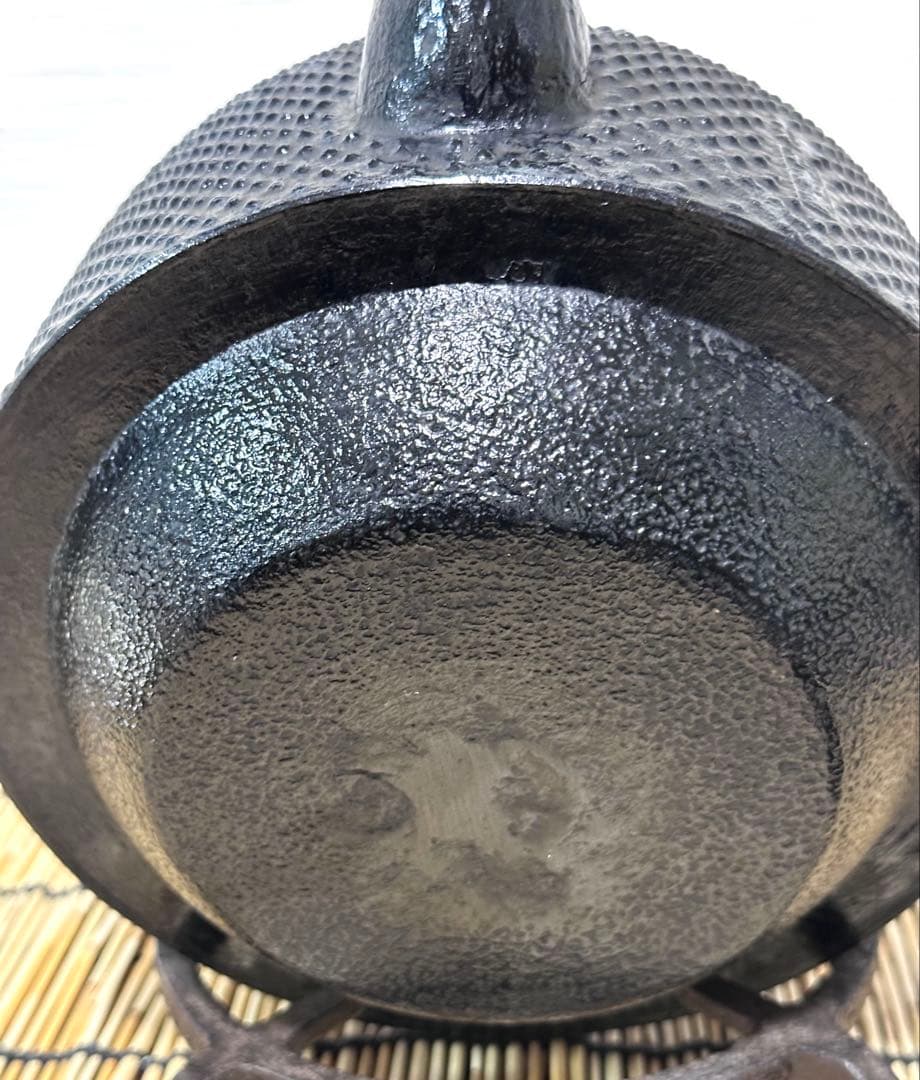 未使用品、付属品付　南部長寿堂造　１８型万代屋アラレ　南部鉄瓶　南部鉄器　鉄瓶