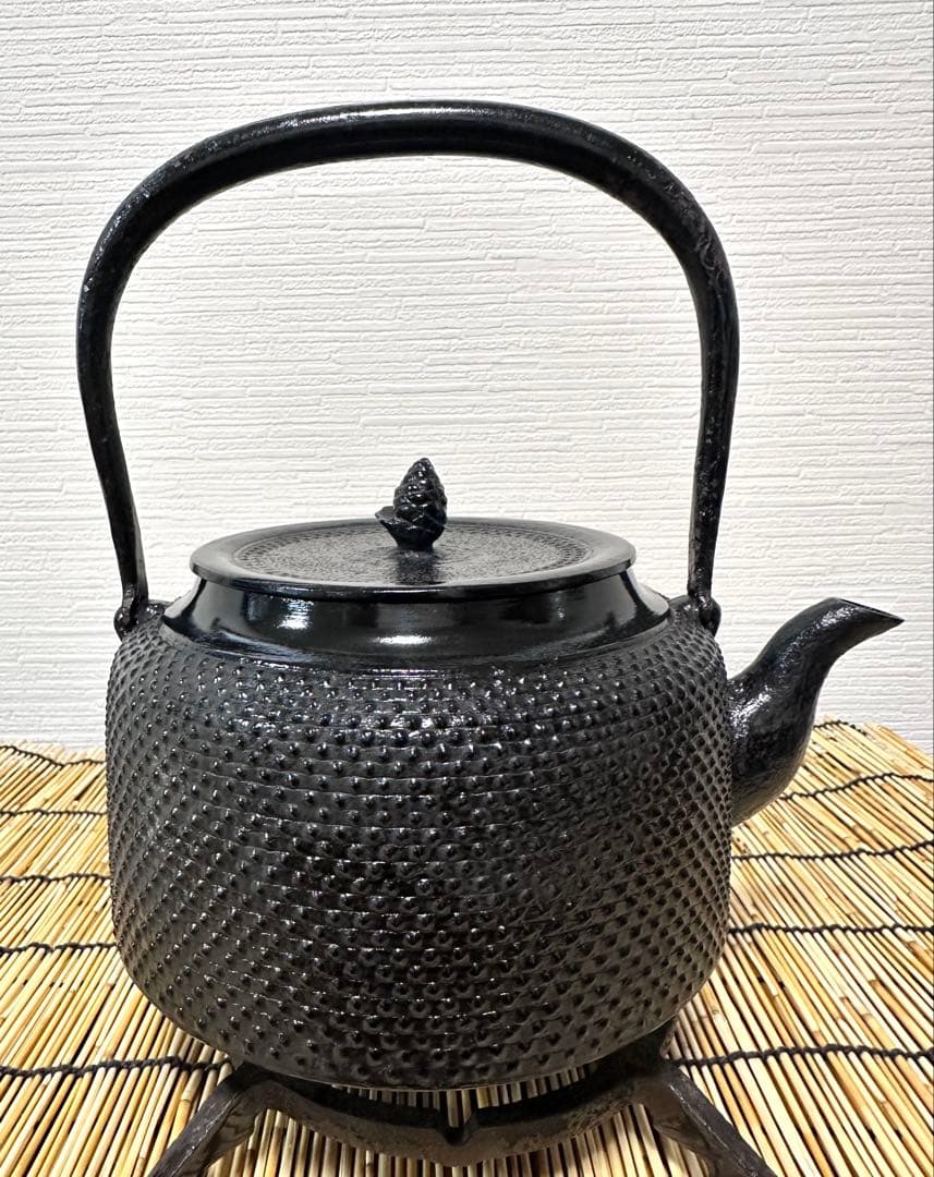 未使用品、付属品付　南部長寿堂造　１８型万代屋アラレ　南部鉄瓶　南部鉄器　鉄瓶