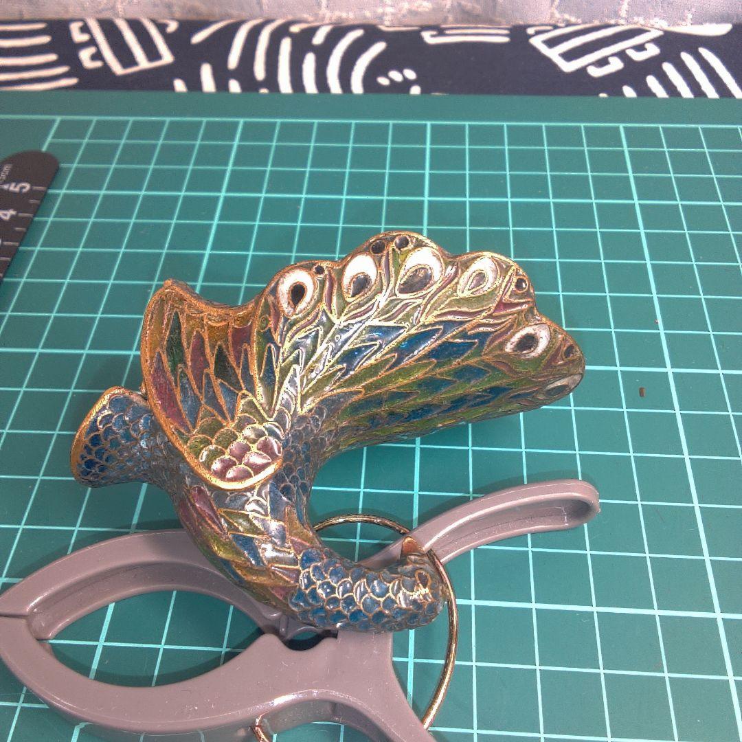 小物１ 七宝？ 孔雀デザインの金属製置物 つのがありません