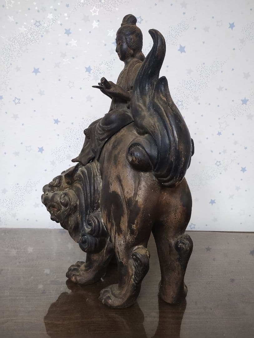 獅子に乗る文殊菩薩像