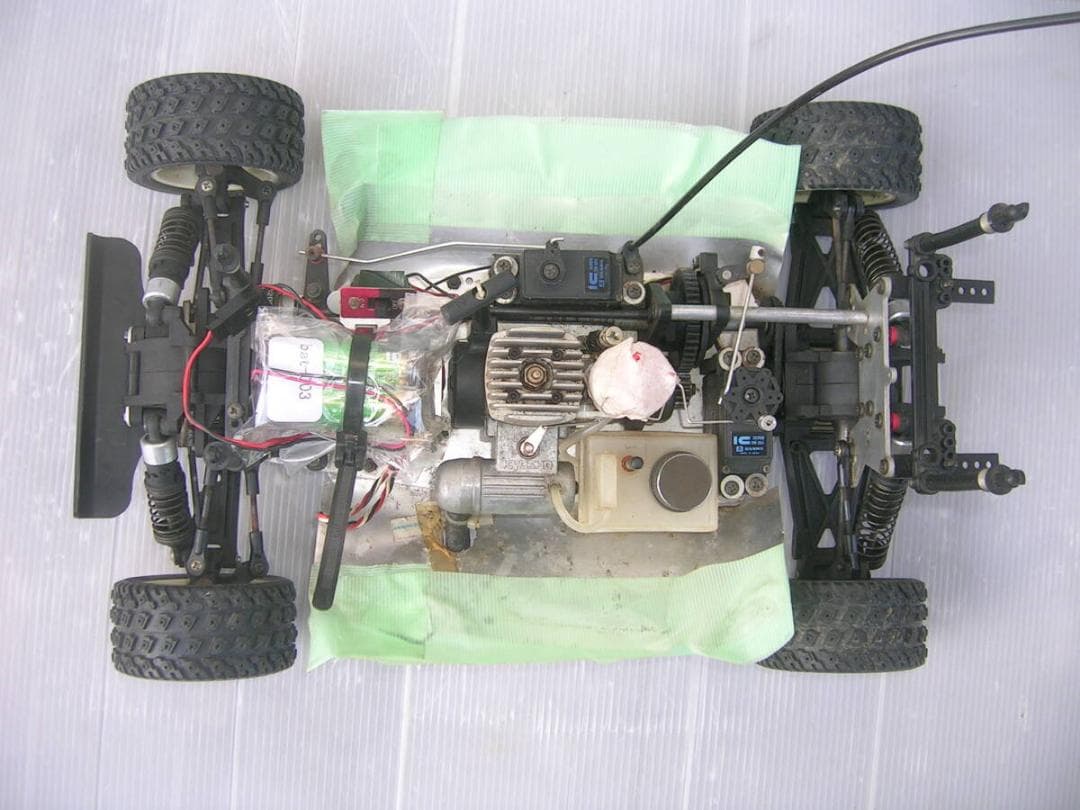 すぐ遊べる調整済み。お手軽エンジンカー迫力ワイドボディ。京商GP10三菱パジェロ